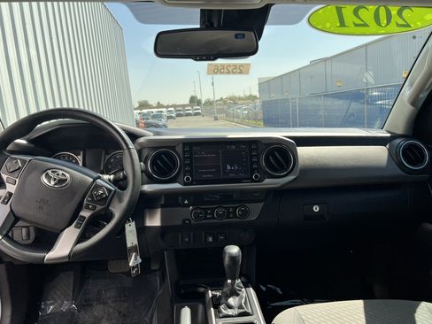 Used 2021 Toyota Tacoma SR5 RWD image 17