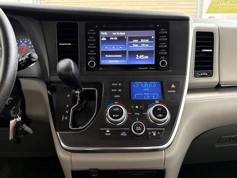Used 2018 Toyota Sienna LE FWD image 16