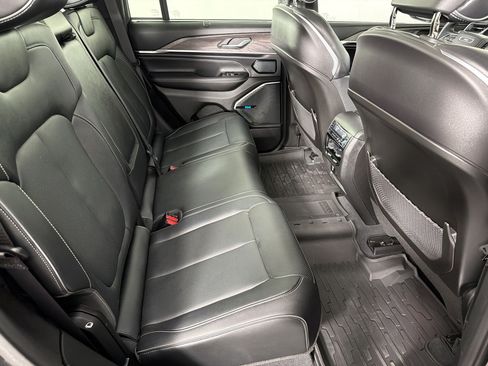 Used 2022 Jeep Grand Cherokee Overland w/ Luxury Tech Group IV AWD/4WD image 30