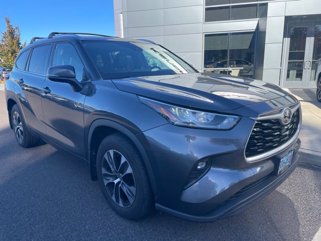 Used 2020 Toyota Highlander XLE AWD/4WD image 2