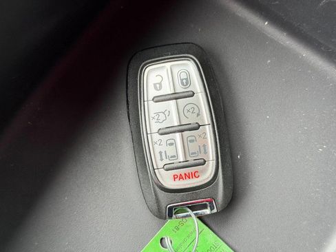 Used 2025 Chrysler Pacifica Select FWD image 55