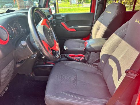 Used 2014 Jeep Wrangler Unlimited Sahara w/ Connectivity Group image 23