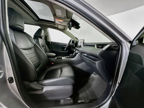 Used 2020 Toyota RAV4 XLE Premium AWD/4WD image 31