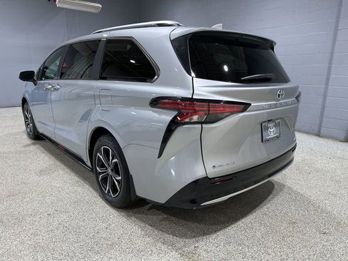 Used 2025 Toyota Sienna Platinum image 6