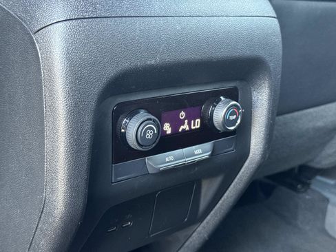 Used 2025 Chevrolet Traverse LT FWD image 29