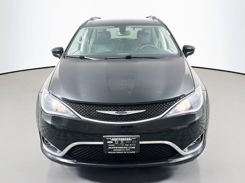 Used 2020 Chrysler Pacifica Touring-L FWD image 2