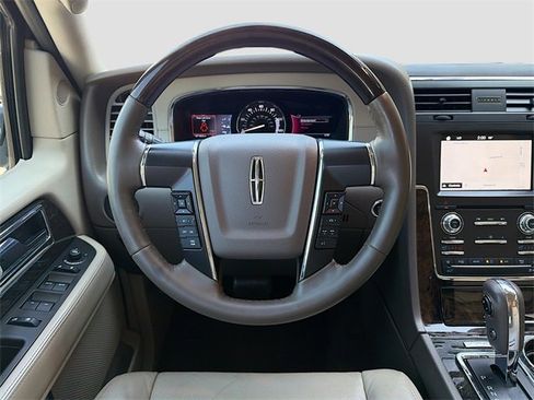 Used 2016 Lincoln Navigator Select image 16