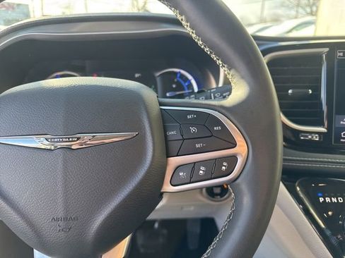 Used 2024 Chrysler Pacifica Select image 14