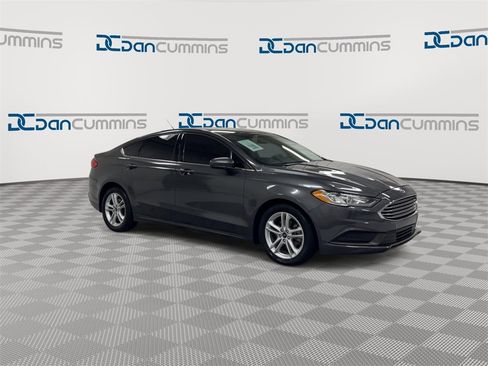 Used 2018 Ford Fusion SE w/ Fusion SE Technology Package image 2