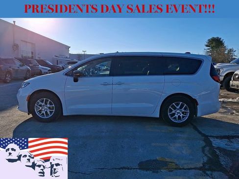 Used 2024 Chrysler Pacifica Touring-L image 6