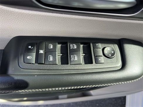 Used 2023 Chrysler Pacifica Touring-L image 13