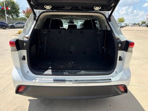 Used 2022 Toyota Highlander XLE FWD image 16