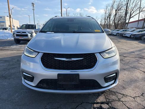 Used 2022 Chrysler Pacifica Touring-L image 8