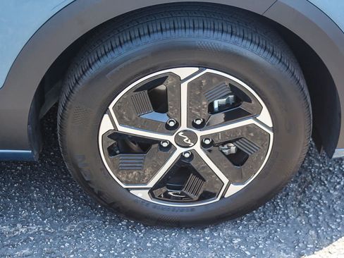Used 2025 Kia Niro EX FWD image 12