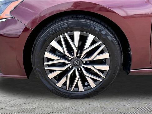Used 2024 Nissan Altima 2.5 SV FWD image 8