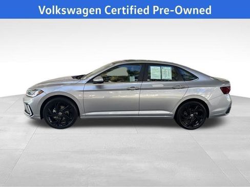 Used 2025 Volkswagen Jetta SE w/ Sunroof Package FWD image 2
