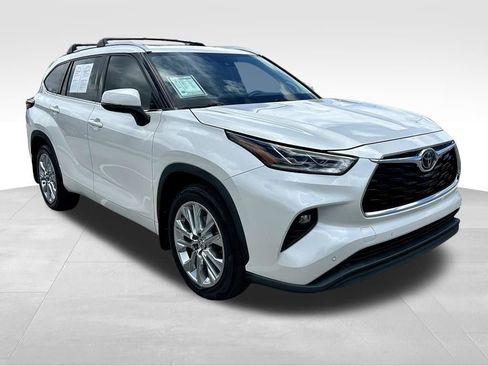 Used 2021 Toyota Highlander Limited AWD/4WD image 3