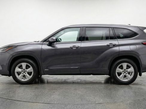 Used 2025 Toyota Highlander LE image 5