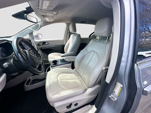 Used 2021 Chrysler Pacifica Touring-L FWD image 22