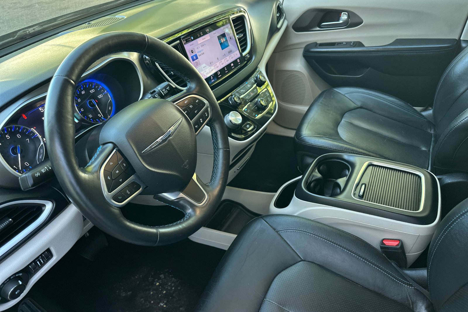 Used 2021 Chrysler Pacifica Touring-L FWD image 10