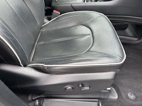 Used 2024 Chrysler Pacifica Premium image 45