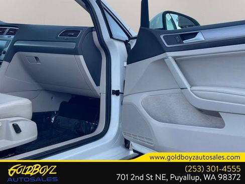 Used 2017 Volkswagen Golf SE image 20
