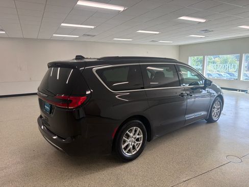 Used 2022 Chrysler Pacifica Touring-L FWD image 5