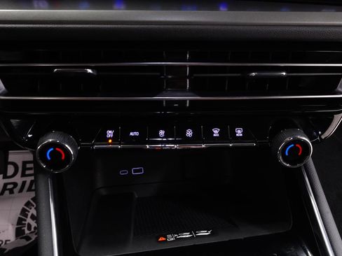 Used 2024 Chevrolet Traverse LT w/ Midnight/Sport Edition image 27