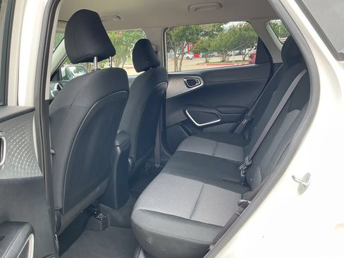 Used 2025 Kia Soul LX w/ LX Technology Package FWD image 9