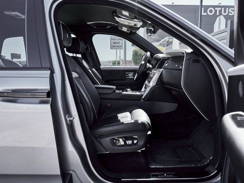 Used 2023 Rolls-Royce Cullinan AWD/4WD image 25