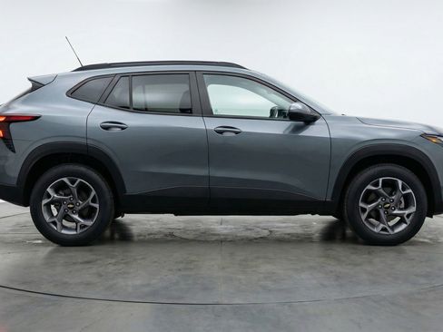 Used 2025 Chevrolet Trax LT w/ LT Convenience Package image 11
