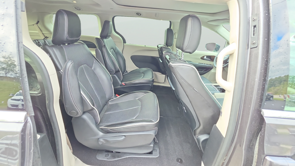 Used 2023 Chrysler Pacifica Limited w/ Uconnect Theater Family Group FWD image 15