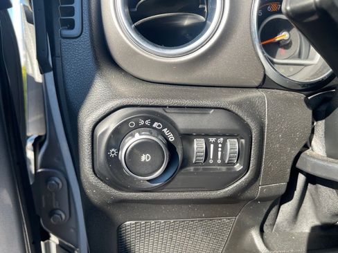Used 2020 Jeep Wrangler Unlimited Sahara image 15
