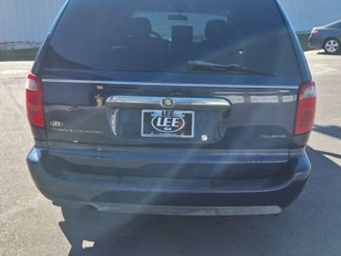 Used 2005 Chrysler Town & Country Touring image 3