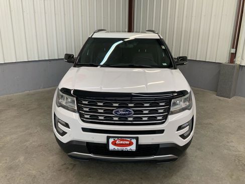 Used 2017 Ford Explorer XLT w/ Equipment Group 202A AWD/4WD image 9