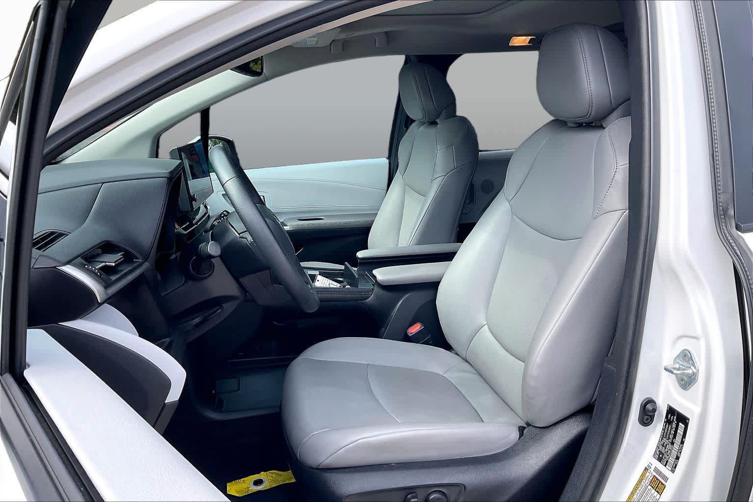 Used 2025 Toyota Sienna XLE FWD image 7