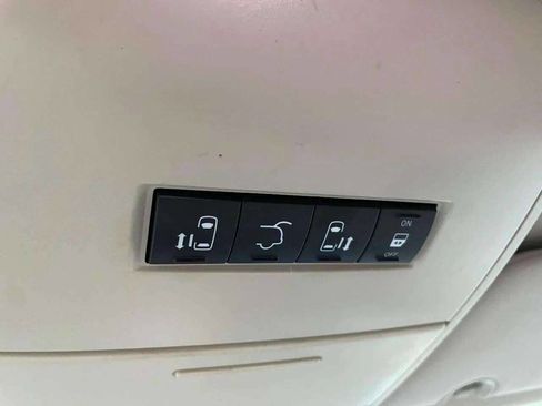 Used 2014 Chrysler Town & Country Touring image 15