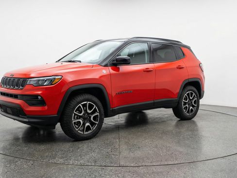 Used 2025 Jeep Compass Trailhawk AWD/4WD image 3