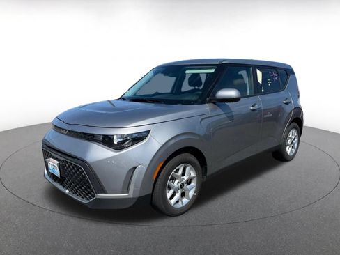 Used 2025 Kia Soul LX w/ LX Technology Package FWD image 3