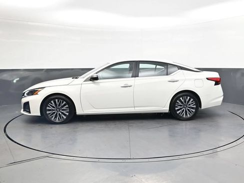 Used 2025 Nissan Altima 2.5 SV FWD image 8