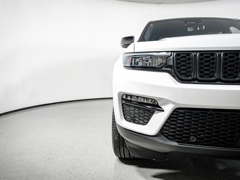 Used 2025 Jeep Grand Cherokee Limited w/ Luxury Tech Group II RWD image 21