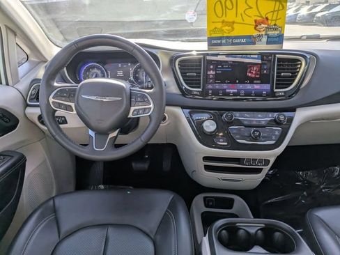 Used 2023 Chrysler Pacifica Touring-L FWD image 27