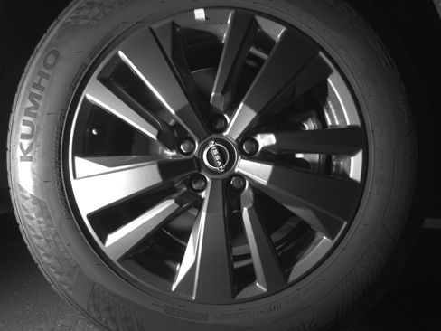 Used 2025 Nissan Pathfinder SV image 13