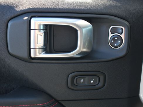 Used 2026 Jeep Gladiator Rubicon w/ Technology Group AWD/4WD image 7