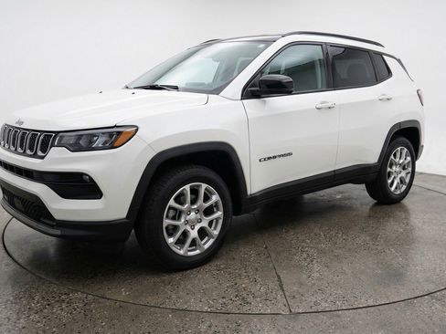 Used 2025 Jeep Compass Limited image 3