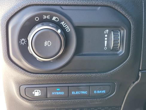 Used 2023 Jeep Wrangler Unlimited w/ Sun & Screen Package image 22