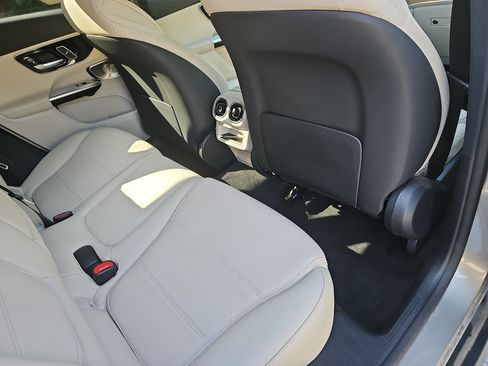 Used 2023 Mercedes-Benz GLC 300 4MATIC image 12