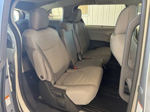 Used 2024 Toyota Sienna LE AWD/4WD image 28