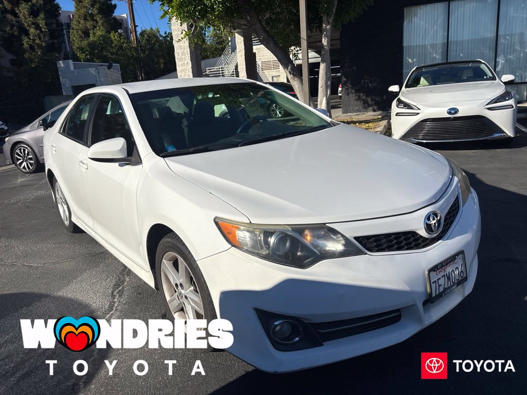 Used 2014 Toyota Camry SE FWD image 1