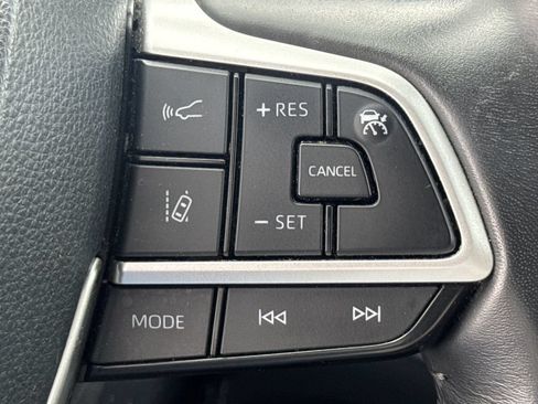Used 2024 Toyota Highlander LE FWD image 26